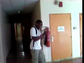 Andy lavé a l'extincteur