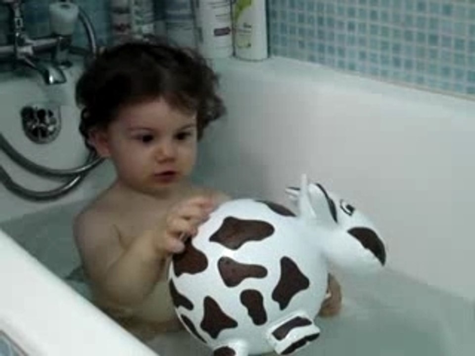 Gabrielle et Meuh au bain