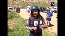 ‫شاهد رد فعل مذيعة فلسطينية بعد استفزاز مستوطن لها خلال تغطية مسيرة النبي صالح غرب رام الله‬