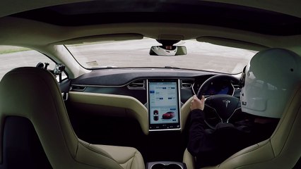 Qantas Boeing 737 vs Tesla Model S P90D
