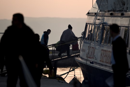 Les premiers retours de migrants vers la Turquie, à travers les télés