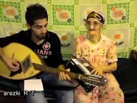 une vieille femme Kabyle chante une chanson de Slimane azem