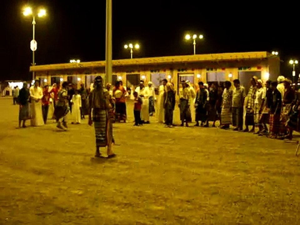 رقصات شعبية في القرية التراثية بجازان