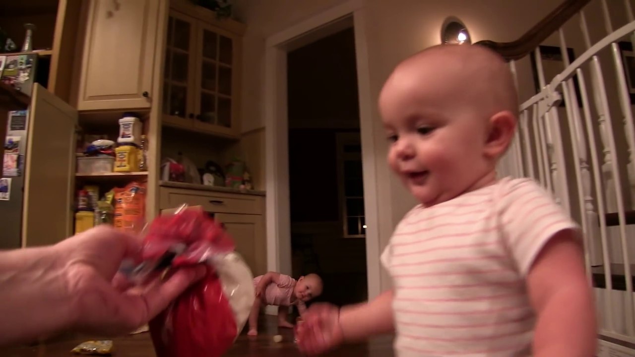 Deux jumelles mangent des marshmallows... Trop mignonnes !