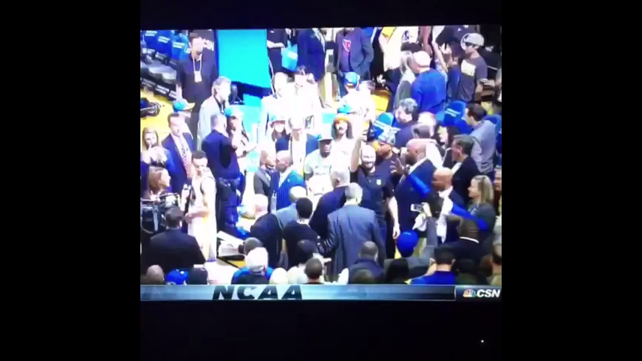 Stephen Curry a des yeux dans le dos !