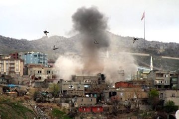 Şırnak'ta Keskin Nişancı PKK'lıların Gizlendikleri Evlere Top Atışı