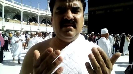 THIS MAN CURSING NAWAZ SHARIF IN KHANA KABA