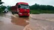Lorry Falling into the river - Watch till end - Autounfall / ident de voiture / incidente d'auto