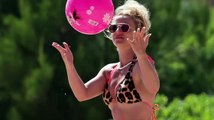 Britney Spears se glisse dans un bikini léopard