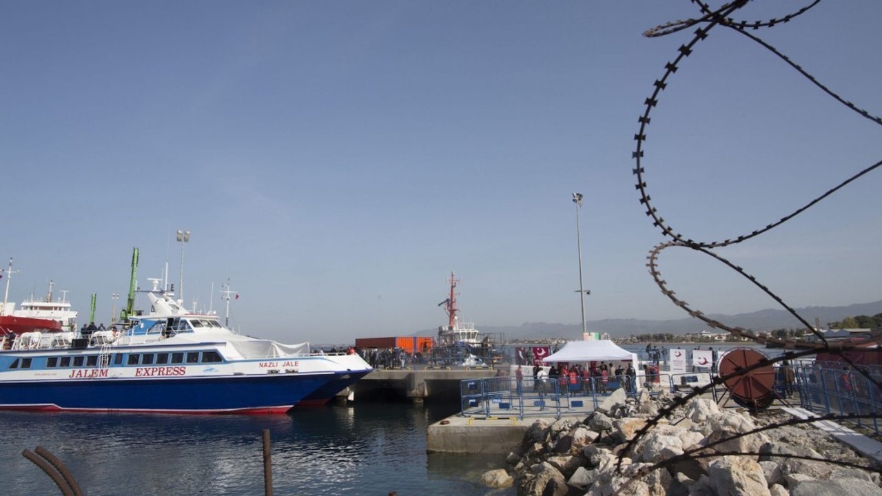 Deported migrants arrive in Turkey amid outcry against E.U. plan