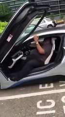 Bu Adam İçin Farklı Bir araba tasarlamak lazım