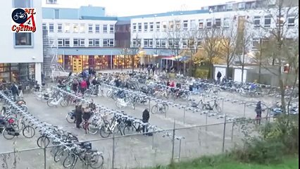 Hollanda'da Bir Okulun Bahçesini Sabah Kameraya Aldılar. Bah