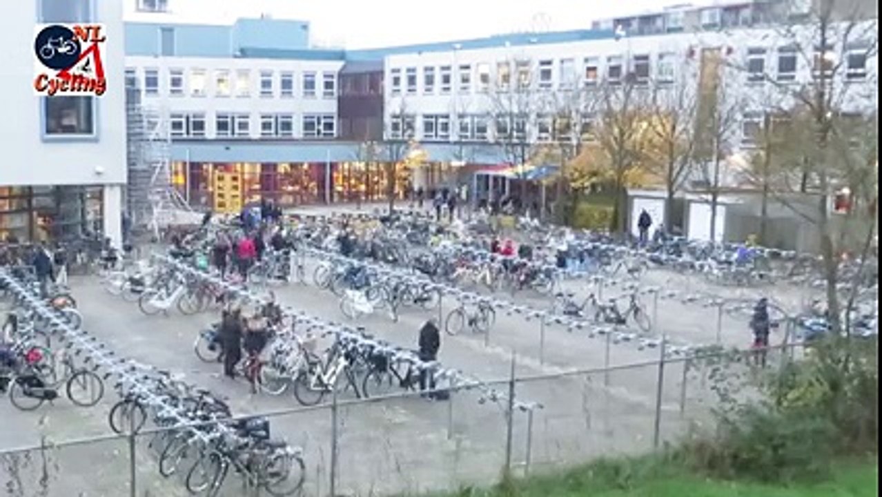 Hollanda'da Bir Okulun Bahçesini Sabah Kameraya Aldılar. Bah