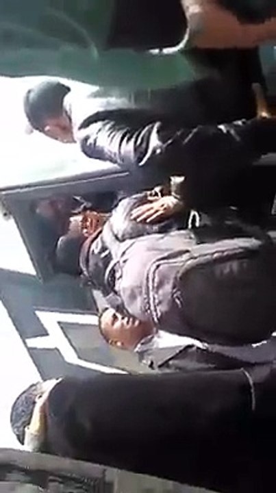 اعوان الشركة الوطنية للنقل بين المدن يهينون جندي ويمنعوه من الصعود الى الحافلة (شاهد الفيديو)