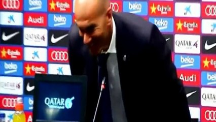 Zidane colle ses chewing-gums sous la table