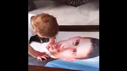 Şehit Olan Babasının Resmine Bakıp Ağlayan Bebek Yok Böyle B