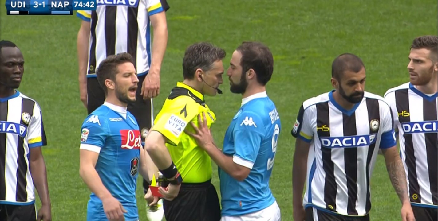 Gonzalo Higuain se fait expulser et disjoncte complètement (vidéo)