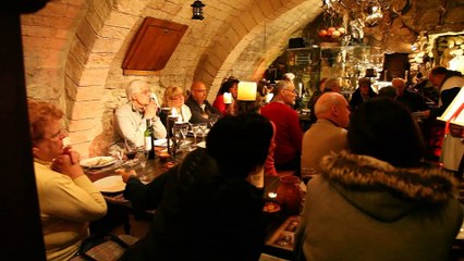 Repas dans la cave romane du XIIeme du Cachot de Senlis