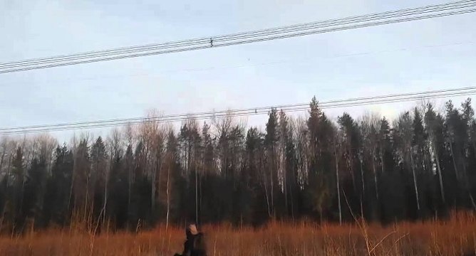 Un abruti joue à un jeu dangereux avec une ligne électrique