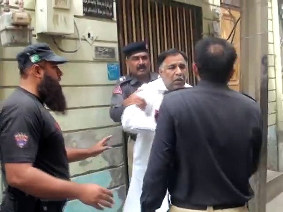 Funny Police Raid in Pakistan