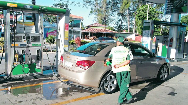 Petrobras pode cortar preços de combustíveis e ações caem
