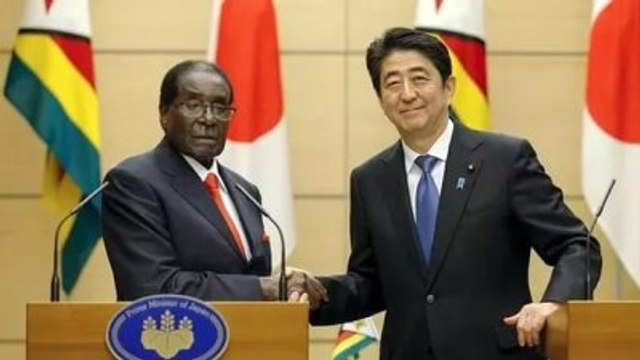 Basın Toplantısında Şaşırtan Olay! Zimbabve Lideri Mugabe Ayakta Uyudu