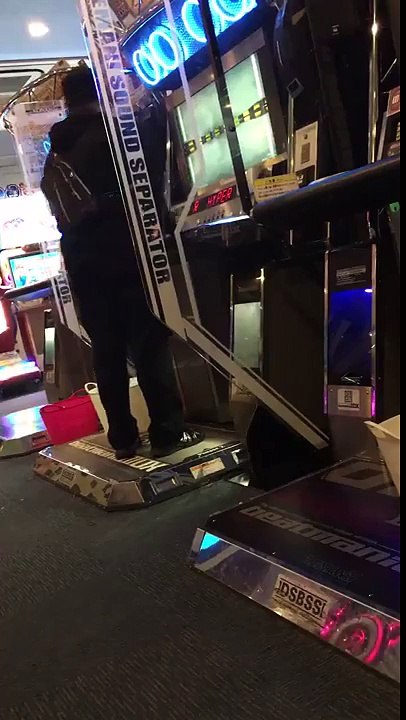 【悲報】34歳　音ゲーマー、台パンでモニターを破壊し警察沙汰に