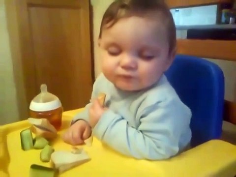 Смешной ребенок ест и спит прикол дня