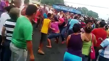 Mujeres se entraron a golpes por comida en Guanare