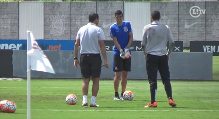 Скачать видео: Goleiro paraguaio? Balbuena se arrisca no gol em treino do Corinthians