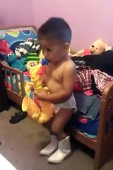 Chris tocando y bailando.  En pañal y sus botas