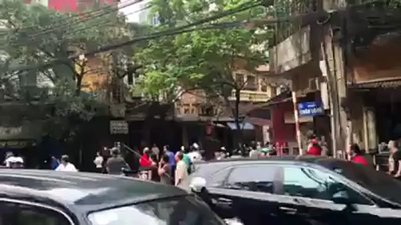 ảnh sát nổ súng giải tán đám đông gây sự trên phố