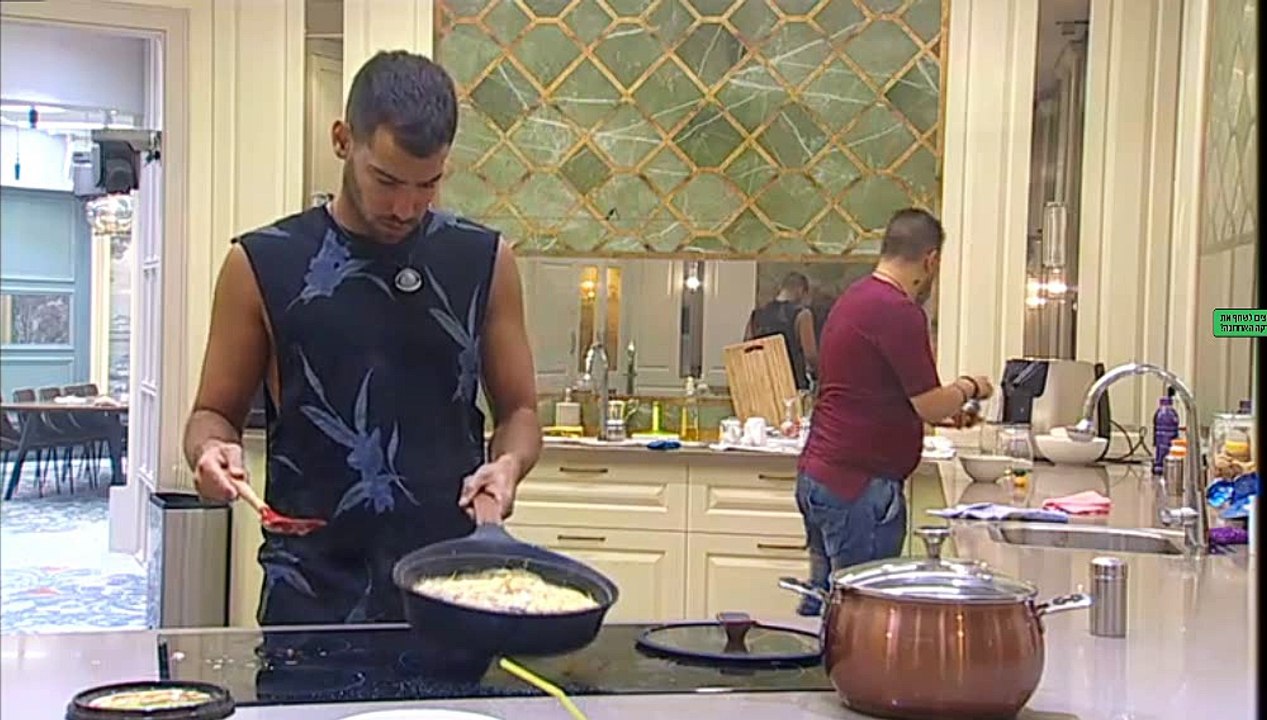 ברק הופך לעומרי את החביתה והוא בהלם 4.4.16