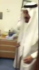 شاهد لطافة وبساطة والدنا الملك سلمان وهو يلاعب طفلة صغيرة