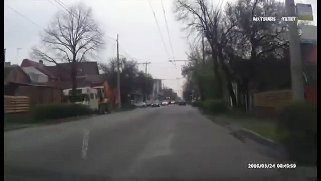 Il évite la voiture mais se fait écraser par un panneau... Fail