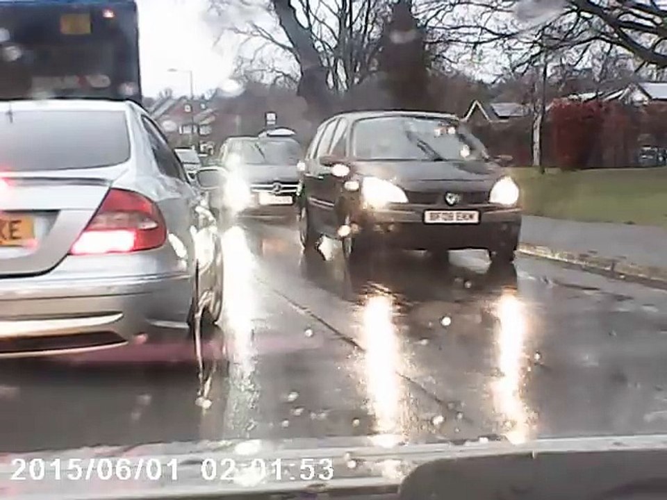 Un homme tellement sympa file un parapluie à un chauffeur de bus en panne qui attend