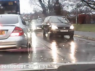 Un homme tellement sympa file un parapluie à un chauffeur de bus en panne qui attend