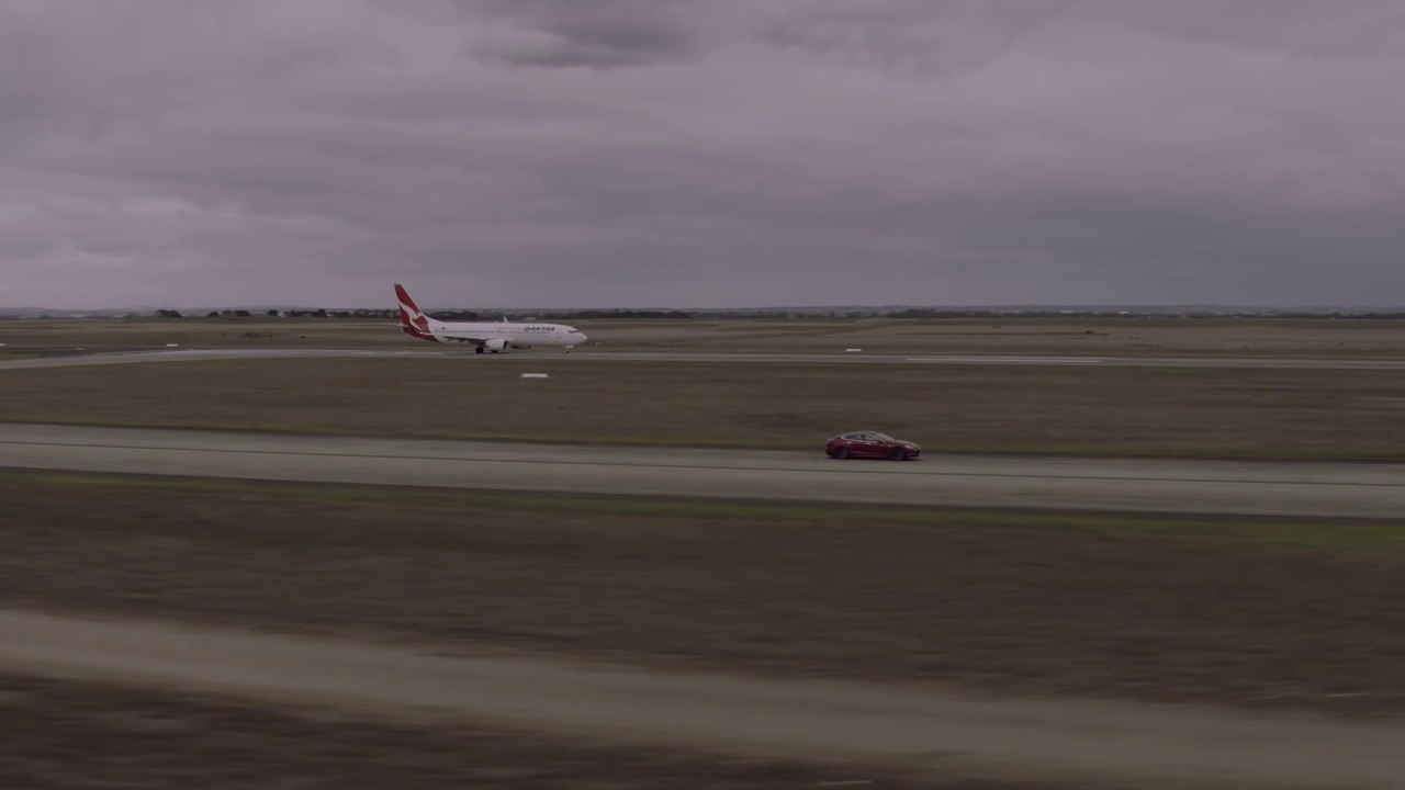 Course entre une voiture électrique et un Boeing.. Qui gagne ? Tesla contre Qantas - Qantas vs Tesla