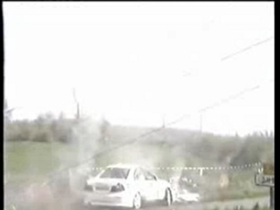 Mitsubishi contre poteau
