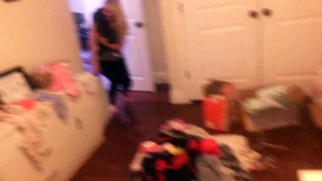 Малыш просто без ума от своего кота