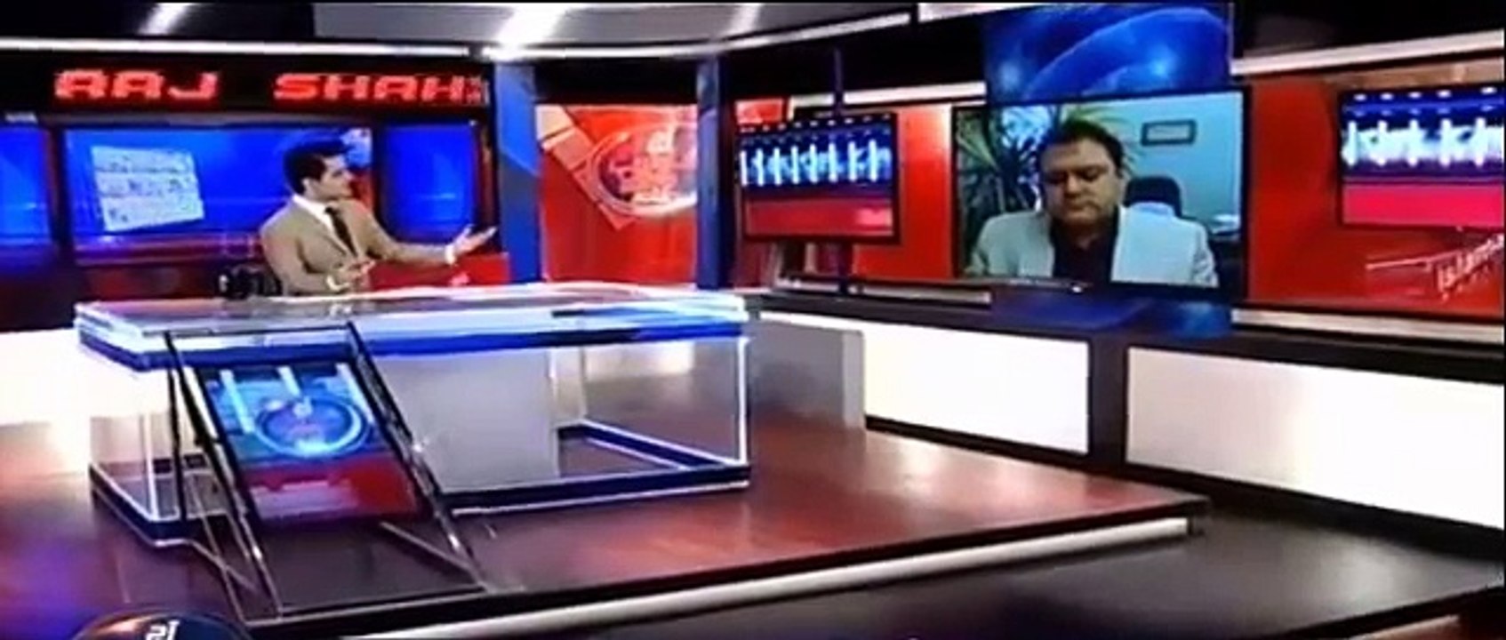 Hussain Nawaz Started Crying In Reply to Shahzeb Questions