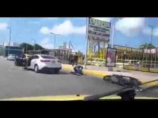 #SucesosCri Un motorizado y un conductor se enfrentan y se dan del bueno.