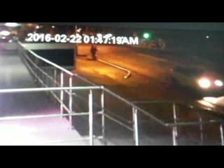 #WhatsAppCri Mira cómo le roban su cartera desde un auto en marcha