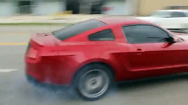 Isto é o que acontece quando se tem um Mustang mas não se tem unhas para ele!