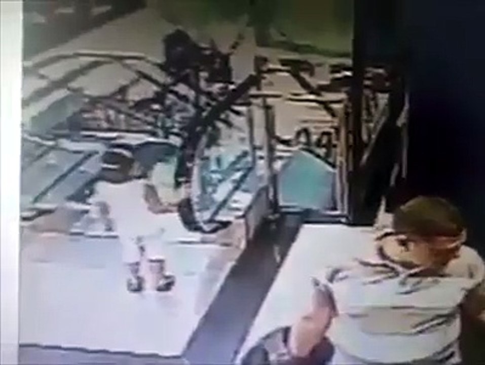 Yürüyen Merdivene Kapılan küçük Çocuk....