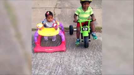 Course entre un petit garçon et sa soeur : trop adorable