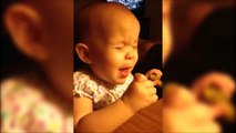 Ce bébé goutte un cornichon pour la première fois... Et ça pique!!!