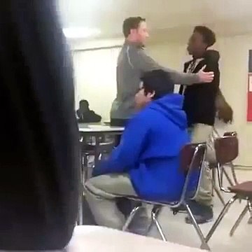 Ce prof va calmer un élève violent en pleine crise de nerf
