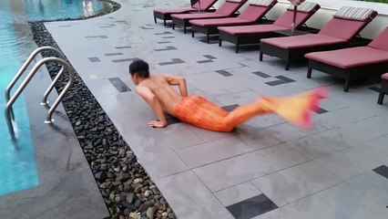 Người Cá Xuất Hiện Ở Hồ Bơi Merman Tiun