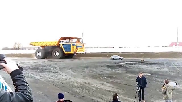 Un énorme camion de 45 tonnes écraser une voiture comme une crêpe - vidéo Dailymotion